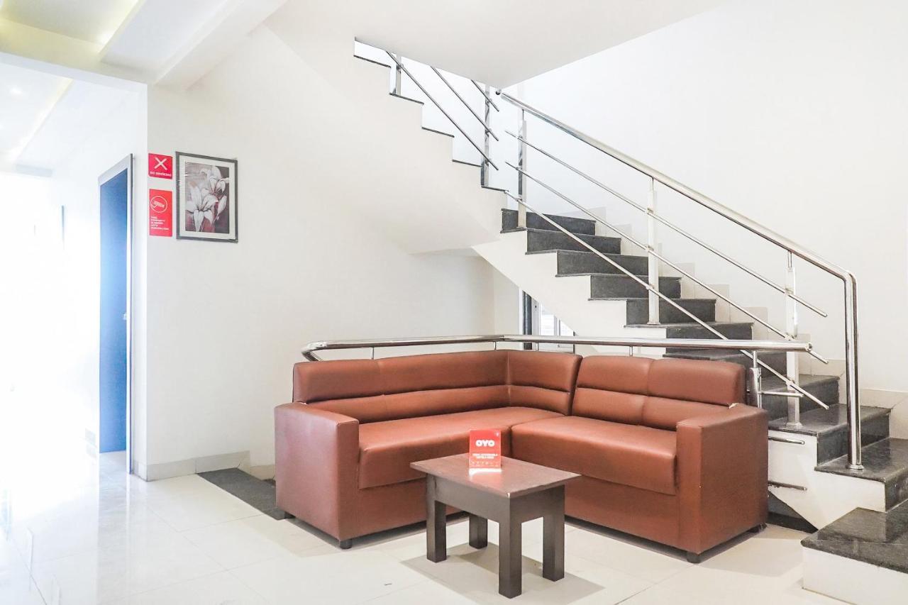 Oyo 15741 Z Inn Phursungi Extérieur photo