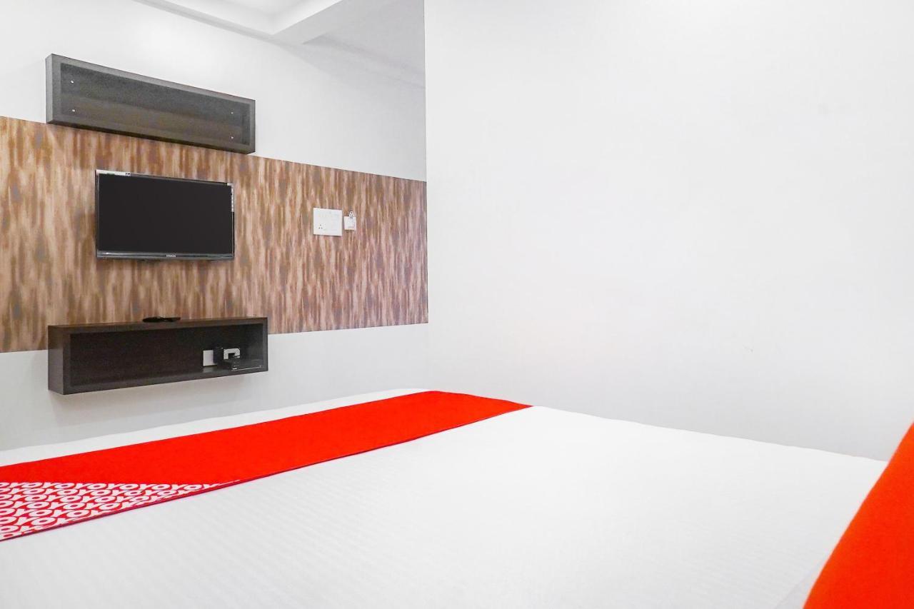 Oyo 15741 Z Inn Phursungi Extérieur photo